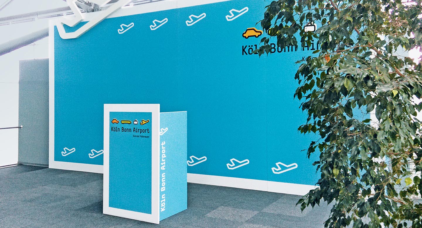 Messewand mit Rednerpult, Foliendruck, Folienschnitt, Formfr&#228;sen und Montage