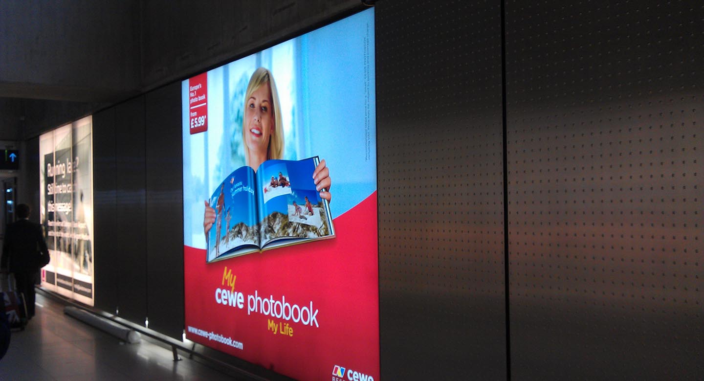 Leuchtkasten, Display Flughafen K&#246;lnBonn, Druck und Montage der Lichtfolie von KW